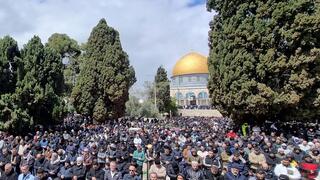 صلاة الجمعة الثالثة من رمضان في الأقصى رغم الطقس العاصف