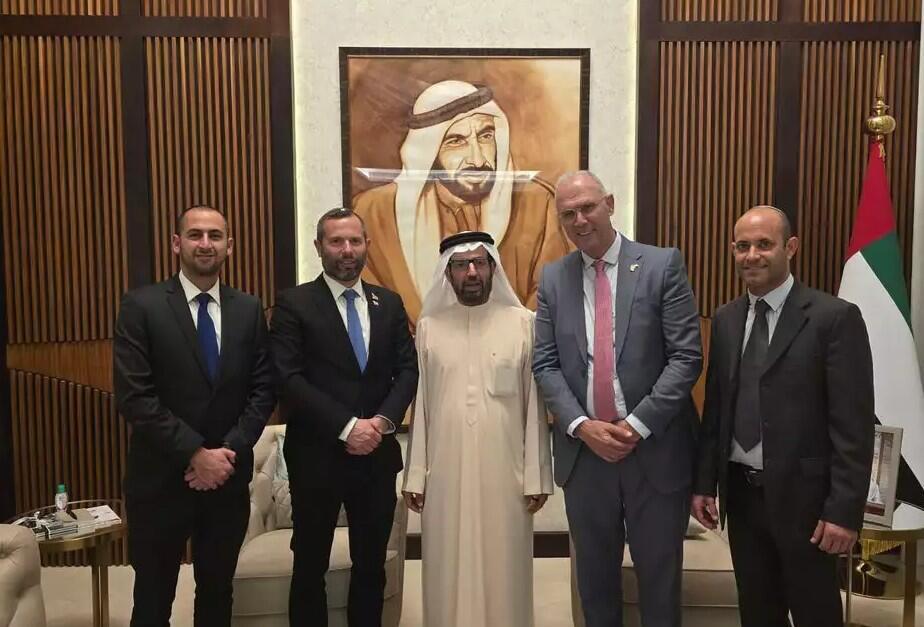 أعضاء الوفد الإسرائيلي، ومن ضمنهم رؤساء سلطات محلية من مجلس "يشع"، خلال زيارة إلى دولة الإمارات