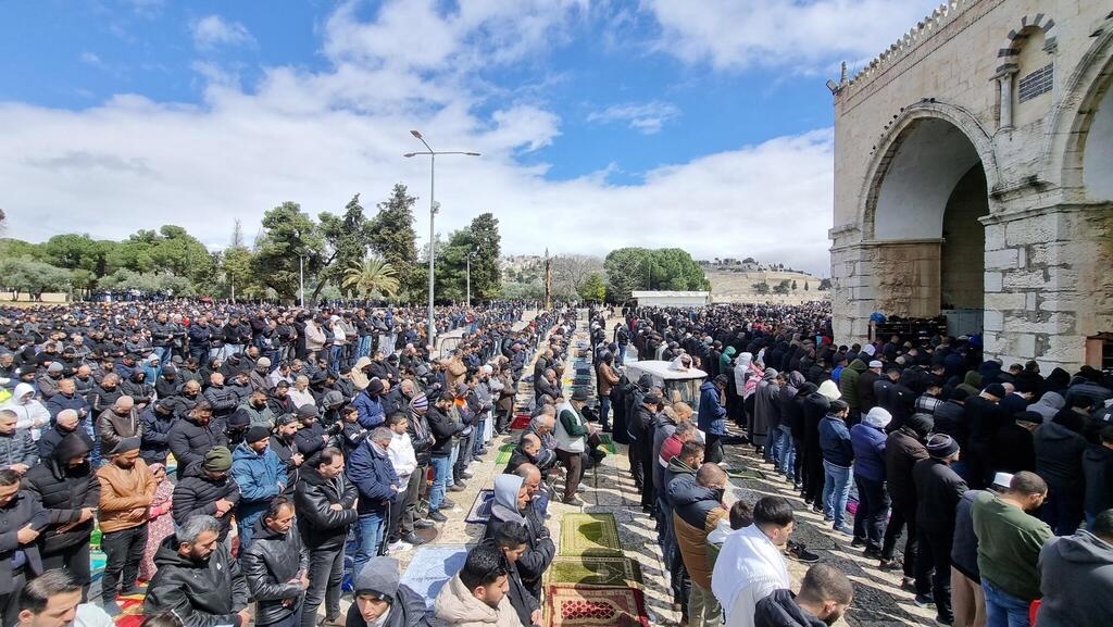 صلاة الجمعة الثالثة من رمضان في الأقصى رغم الطقس العاصف (تصوير: دائرة الأوقاف الإسلامية في القدس) صلاة الجمعة الثالثة من رمضان في الأقصى رغم الطقس العاصف