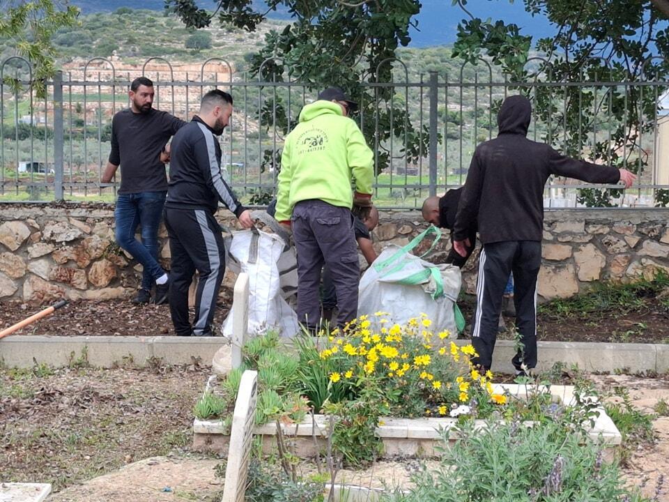 دير حنا ترد على العنف والجريمة بأعمال تطوعية في المقبرة الجديدة