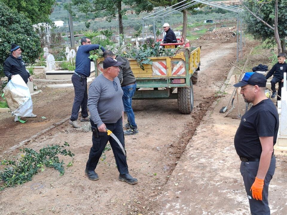 دير حنا ترد على العنف والجريمة بأعمال تطوعية في المقبرة الجديدة