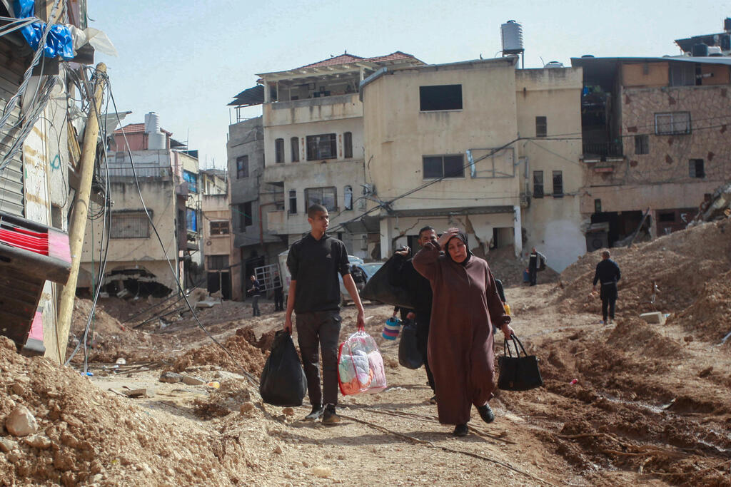 فلسطينيون ينزحون من منازلهم في مخيم نور شمس للاجئين الفلسطينيين قرب طولكرم