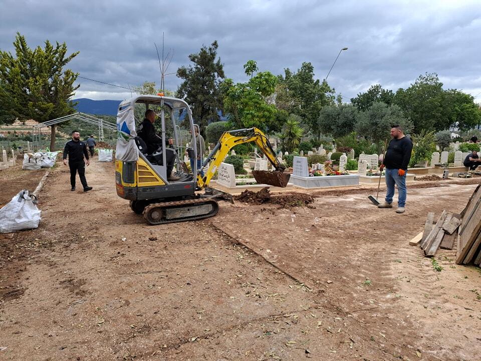 دير حنا ترد على العنف والجريمة بأعمال تطوعية في المقبرة الجديدة