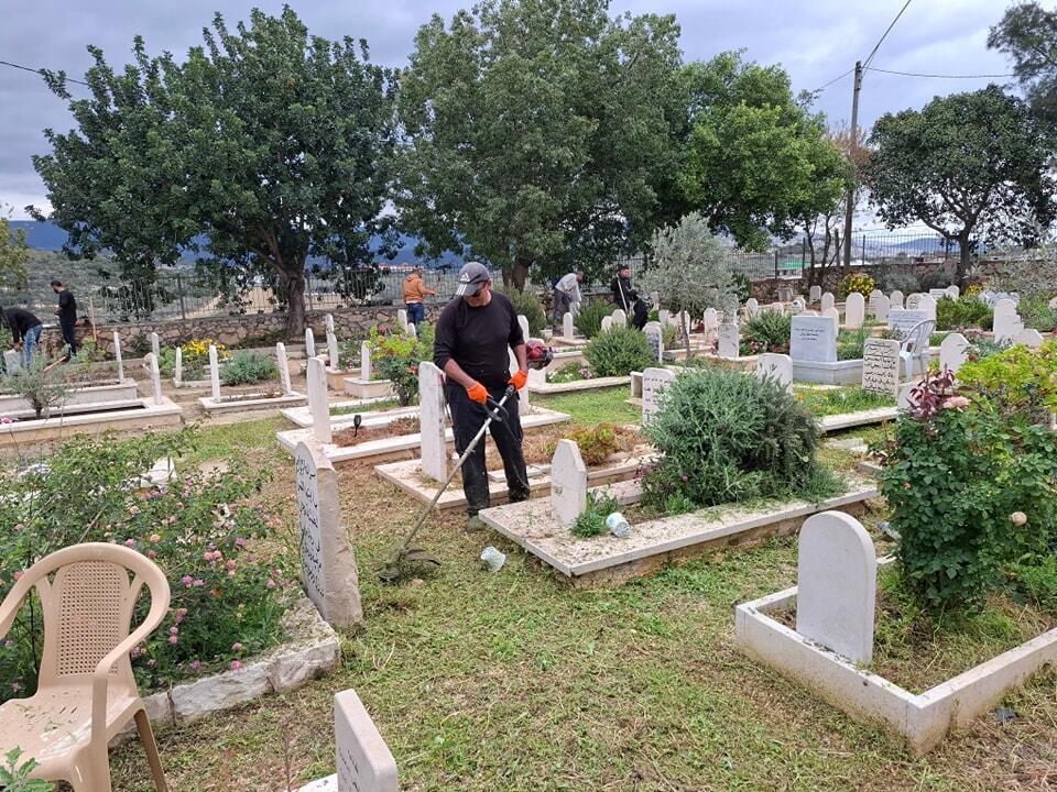 دير حنا ترد على العنف والجريمة بأعمال تطوعية في المقبرة الجديدة