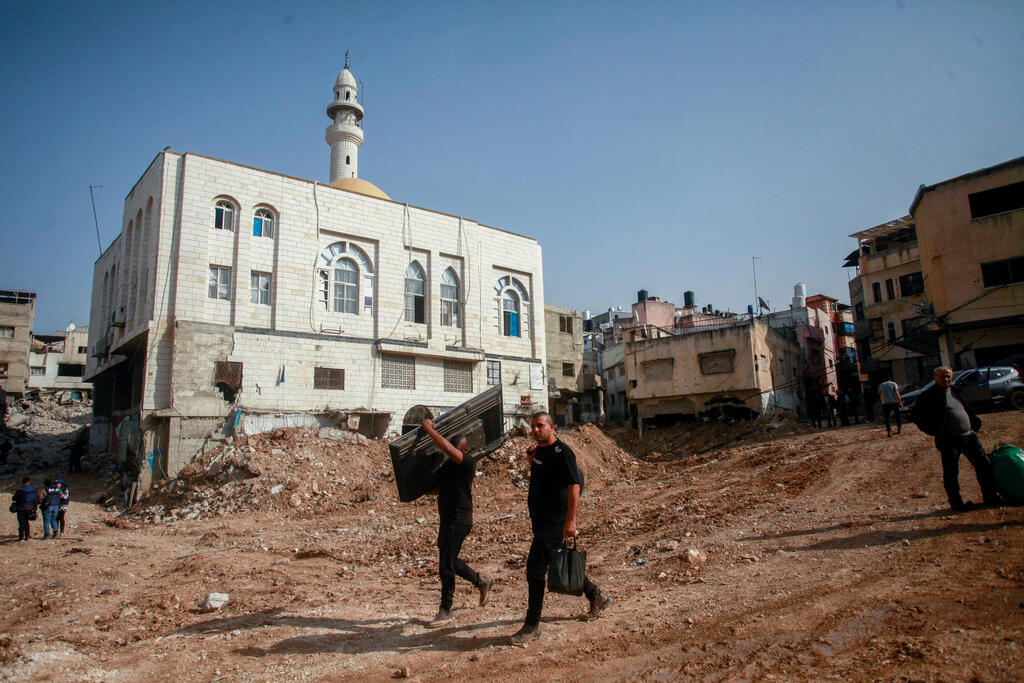فلسطينيون ينزحون من منازلهم في مخيم نور شمس للاجئين الفلسطينيين قرب طولكرم