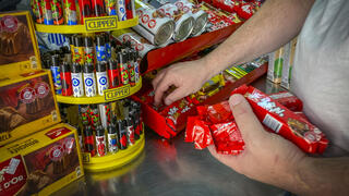 شراء الحلويات والشوكولاطة