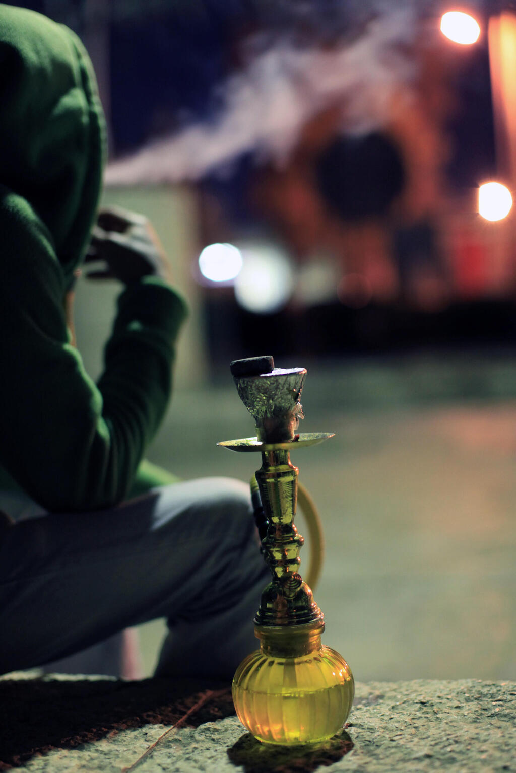 تدخين النرغيلة - صورة توضيحية