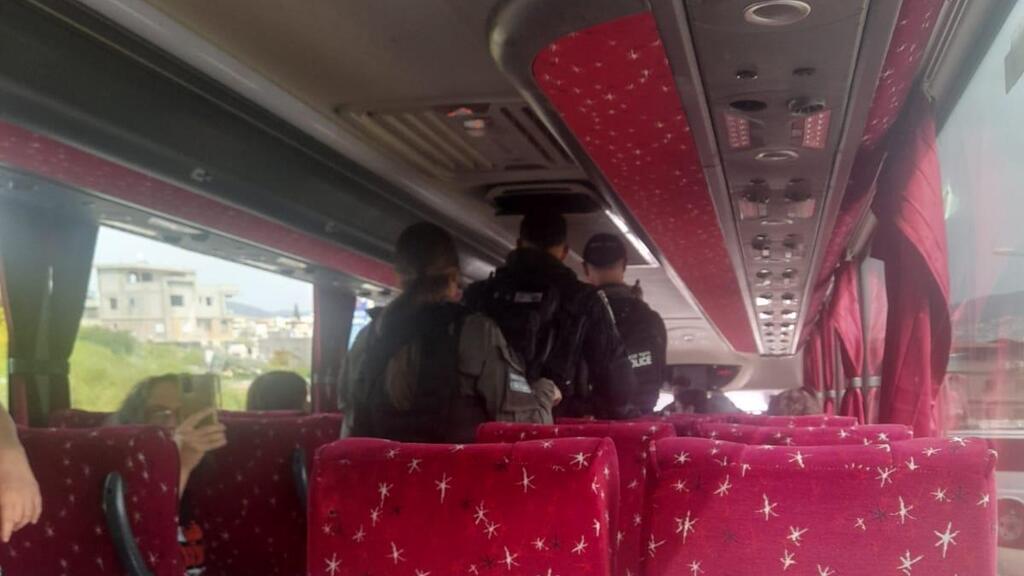 الشرطة الإسرائيلية توقف حافلة قادمة من حيفا وتصادر الأعلام واللافتات قبيل المسيرة القطرية في سخنين