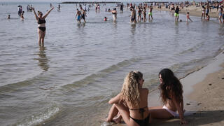 الشاطئ في تل أبيب خلال موجة حر