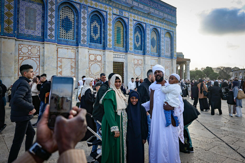 عشرات الآلاف يؤدون صلاة عيد الفطر في المسجد الأقصى