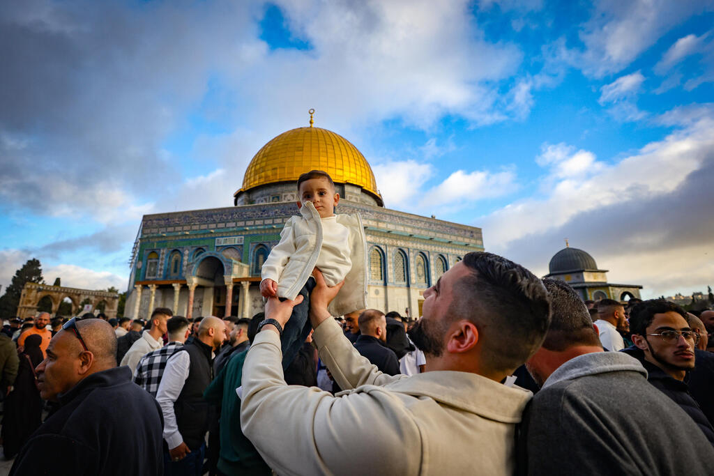 عشرات الآلاف يؤدون صلاة عيد الفطر في المسجد الأقصى