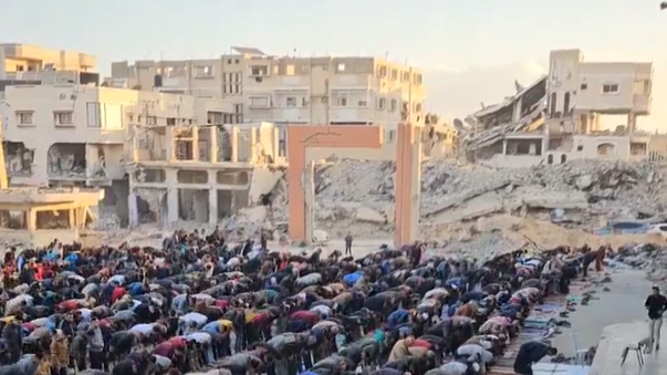 الفلسطينيون يؤدون صلاة العيد داخل مدرسة