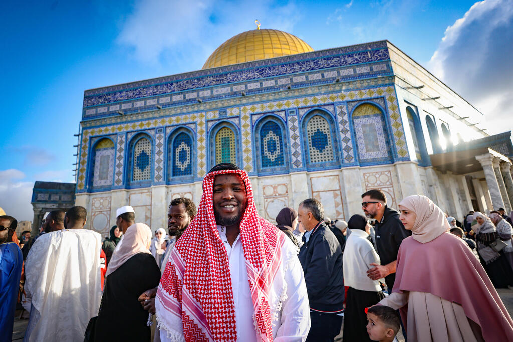 عشرات الآلاف يؤدون صلاة عيد الفطر في المسجد الأقصى