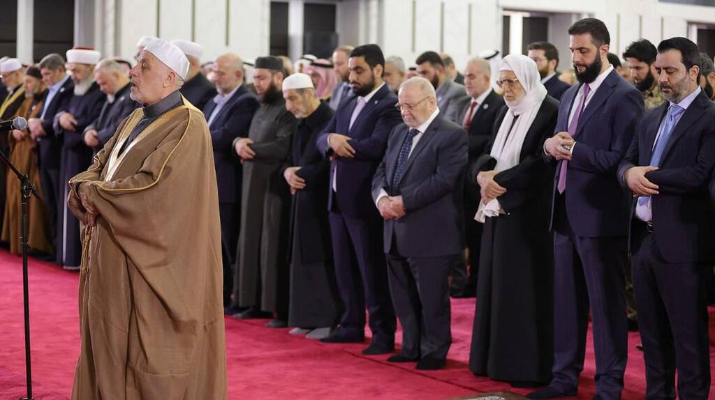 الرئيس السوري يؤدي صلاة العيد في قصر الشعب 