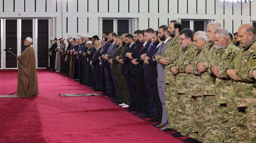 الرئيس السوري يؤدي صلاة العيد في قصر الشعب 