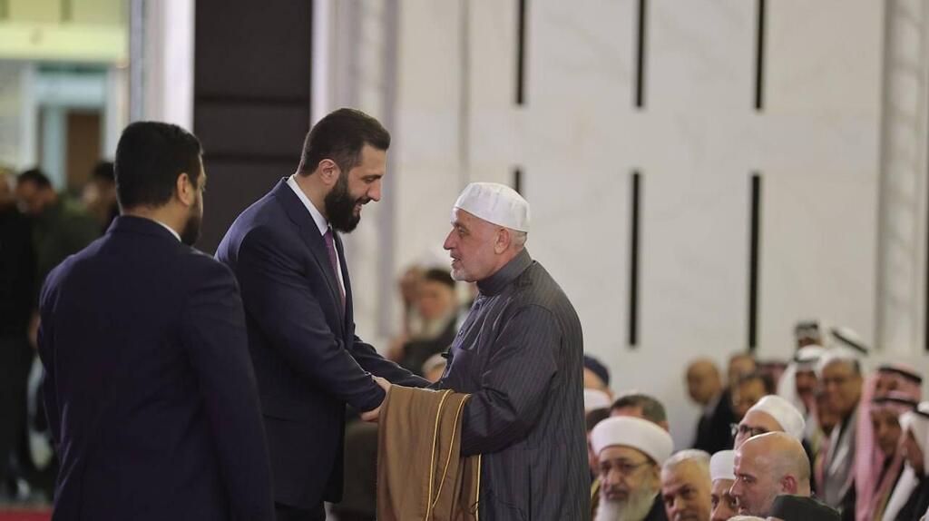 الرئيس السوري يؤدي صلاة العيد في قصر الشعب 