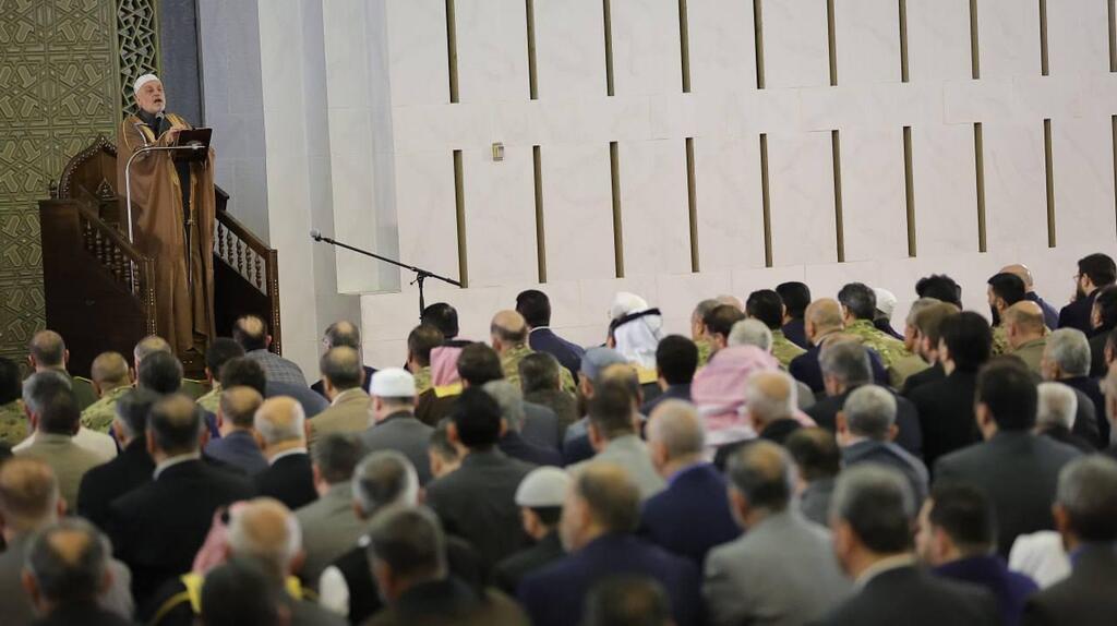 الرئيس السوري يؤدي صلاة العيد في قصر الشعب 