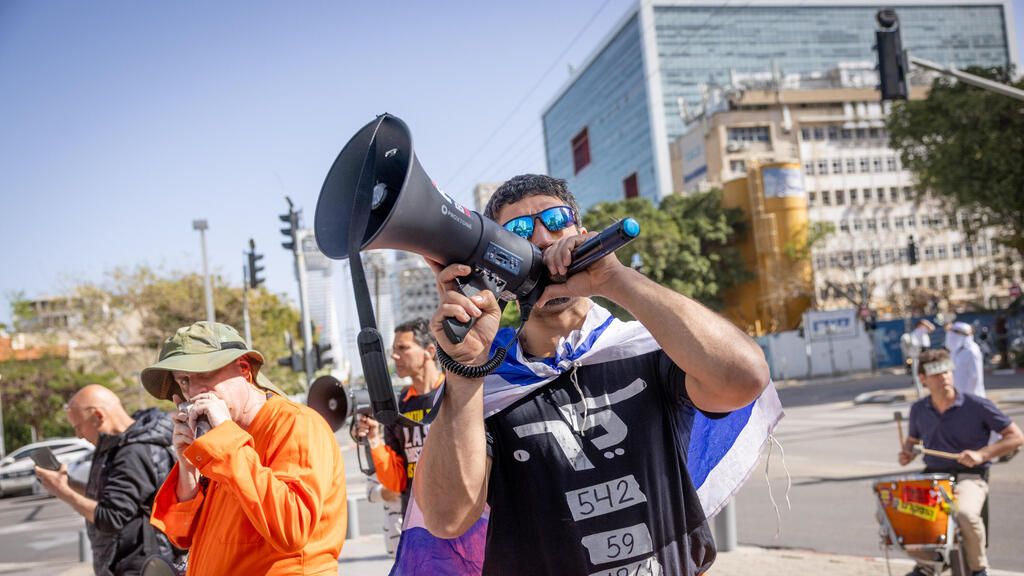 متظاهرون يستقبلون نتنياهو أمام المحكمة اللوائية في تل أبيب، حيث يدلي بشهادته في قضايا فساد.  حمل المتظاهرون الدولارات وارتدوا العباية القطرية، وحملوا صورًا لمساعدي نتنياهو.