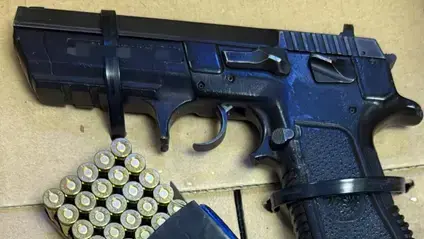 ضبط مسدس وذخيرة داخل جوارب بحوزة زوجين