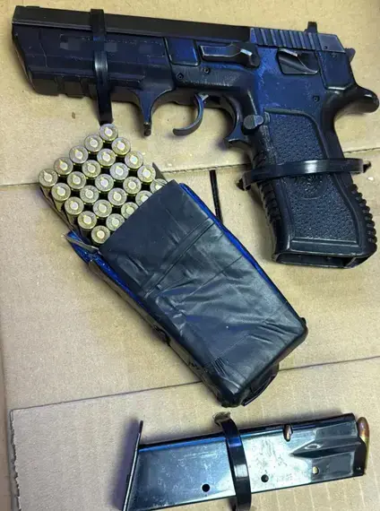 ضبط مسدس وذخيرة داخل جوارب بحوزة زوجين