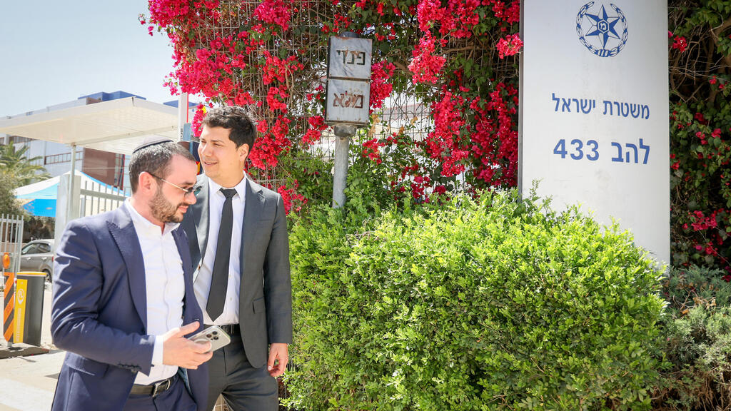 رُصِدَ محامي رئيس الحكومة الإسرائيلي بنيامين نتنياهو، عميت حداد، خارج مقر وحدة الشرطة "لاهف 433" في مدينة اللد، حيث يُحتجز مساعد نتنياهو، يو (flash90) عميت حداد، خارج مقر وحدة الشرطة لاهف 433 في مدينة اللد