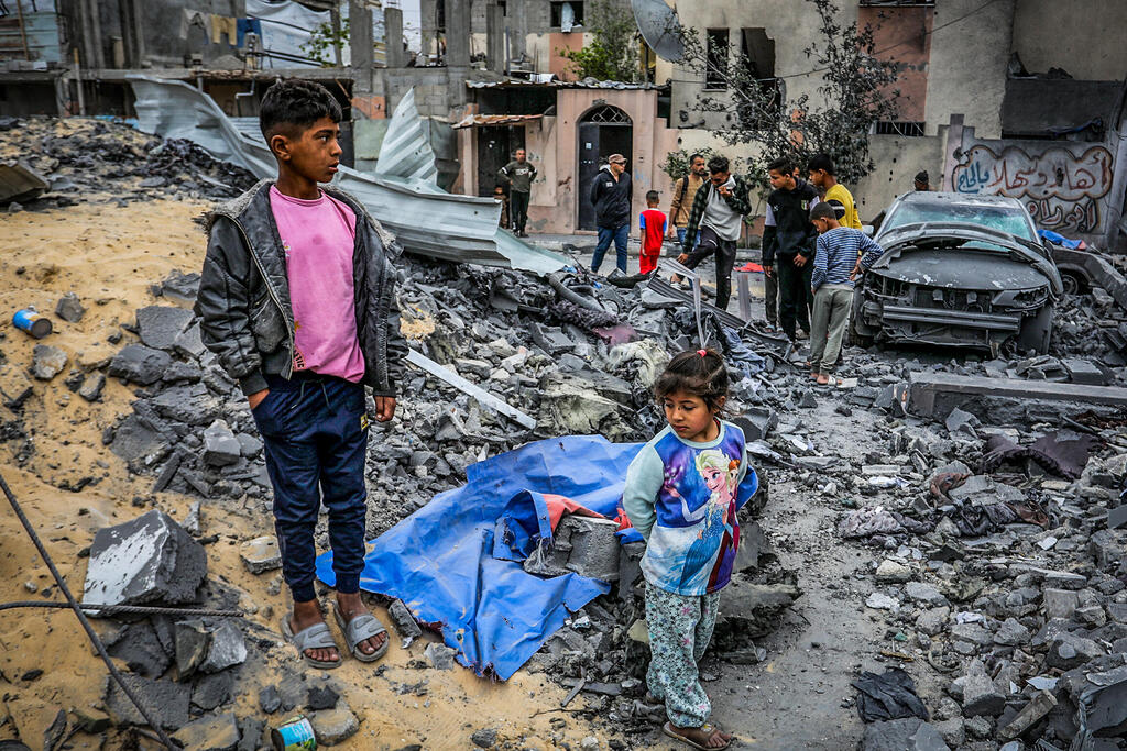 طفلان فلسطينيان على انقاض بيت تم قصفه في خانيونس