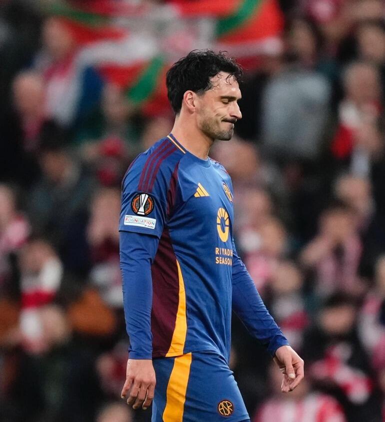 اللاعب الألماني ماتس هوملز مدافع روما