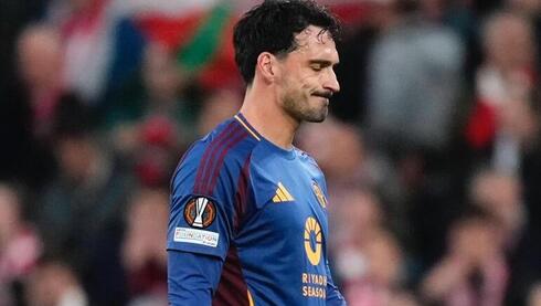 اللاعب الألماني ماتس هوملز مدافع روما