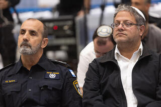 مفتش الشرطة الإسرائيلية دانيال ليفي ووزير الأمن القومي إيتمار بن غفير خلال عرض لأسلحة تم ضبطها خلال عملية للشرطة