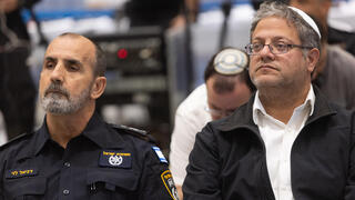 مفتش الشرطة الإسرائيلية دانيال ليفي ووزير الأمن القومي إيتمار بن غفير خلال عرض لأسلحة تم ضبطها خلال عملية للشرطة