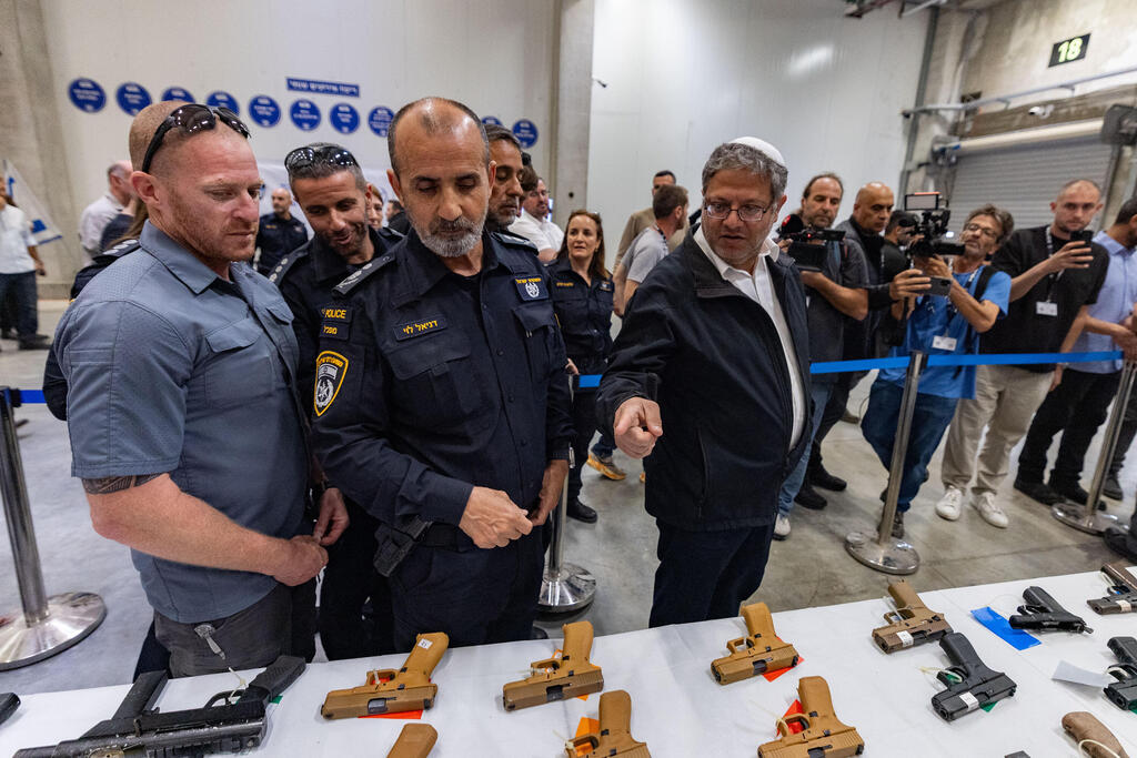 مفتش الشرطة الإسرائيلية دانيال ليفي ووزير الأمن القومي إيتمار بن غفير خلال عرض لأسلحة تم ضبطها خلال عملية للشرطة