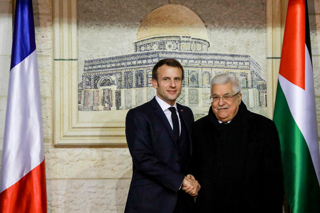 الرئيس الفرنسي ايمانويل ماكرون الى جانب الرئيس الفلسطيني محمود عباس