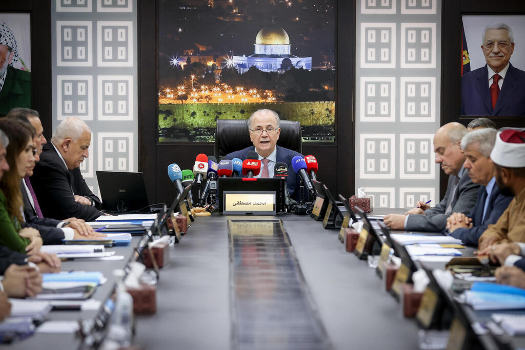 مجلس الوزراء الفلسطيني ورئيس الحكومة محمد مصطفى في رام الله