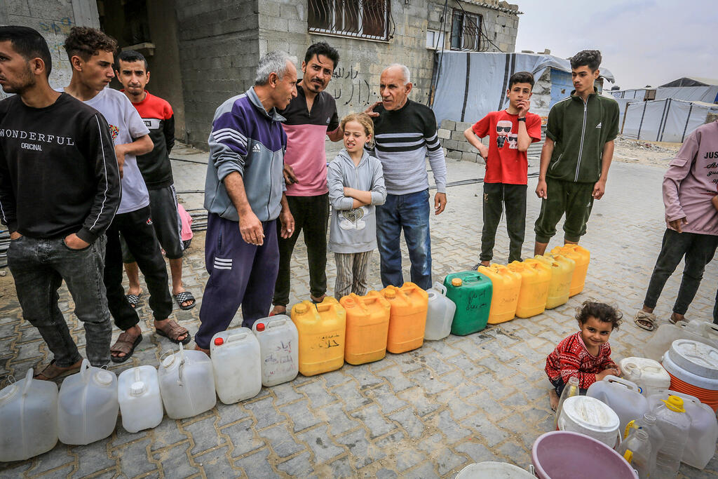 "لا كهرباء أو طحين، ولا مفر من النزوح"