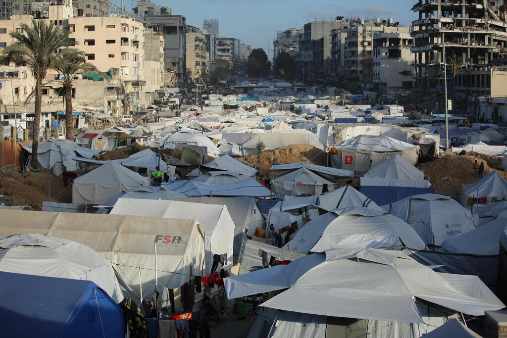 "لا كهرباء أو طحين، ولا مفر من النزوح"