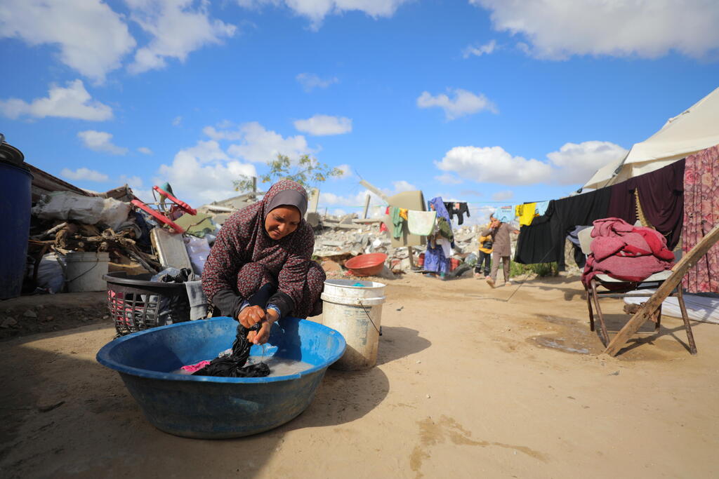"لا كهرباء أو طحين، ولا مفر من النزوح"