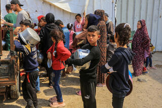 "لا كهرباء أو طحين، ولا مفر من النزوح"