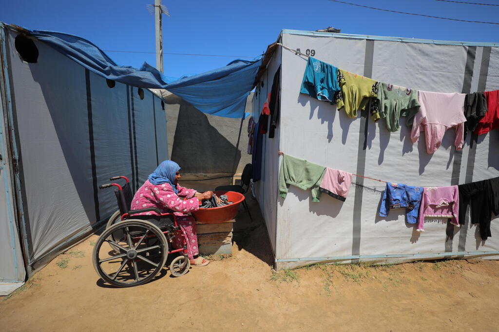 سيدة فلسطينية تبلغ من العمر 74 عامًا، تعيش في خيمة