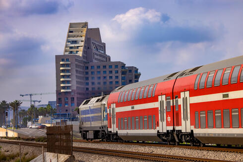قطار اسرائيل في مدينة حيفا - صورة عامة
