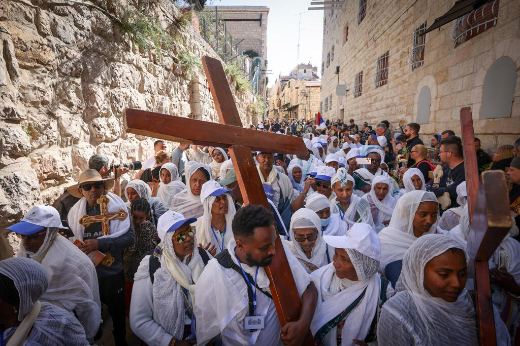 المسيحيون يحيون درب الآلام ضمن الجمعة الحزينة في القدس