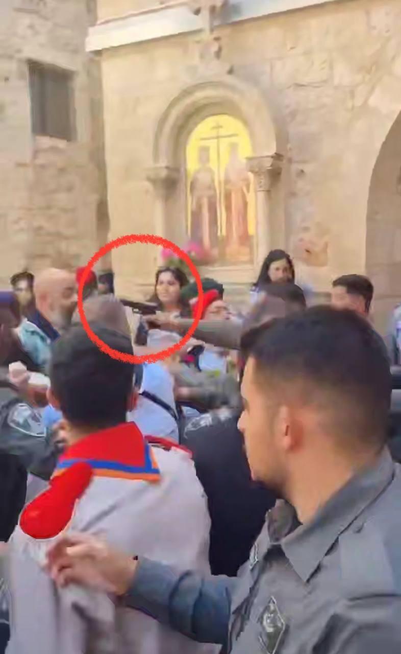 شرطي يرفع سلاحه في القدس
