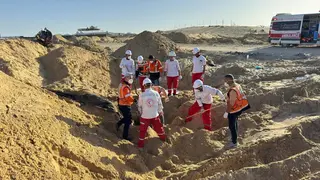 انتشال جثث عمال الإغاثة في القطاع، في شهر آذار