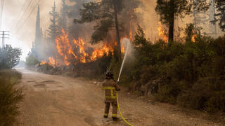 اكثر من 100 طاقم إطفاء يكافحون النيران قرب بيت شيمش