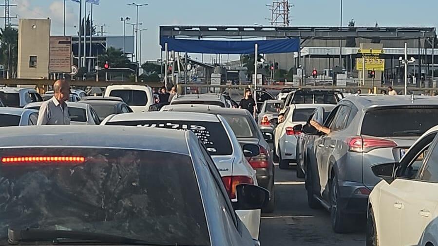 إغلاق حاجز الجلمة يفاقم معاناة الأهالي العائدين من جنين وسط أزمة سير خانقة