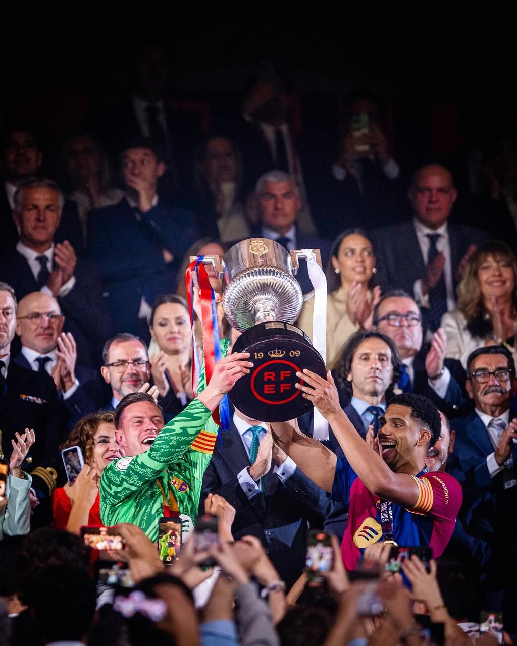 تتويج برشلونة بالكأس