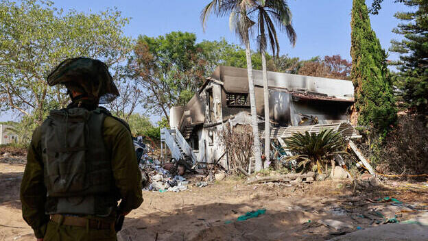 جندي اسرائيلي في كيبوتس بئيري