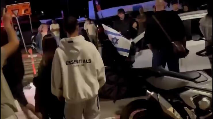 فوضى واعتداءات في رعنانا خلال عرض إسرائيلي-فلسطيني مشترك (تُستخدم هذه الصورة بموجب البند 27 أ من قانون الحقوق الأدبية (2007)) فوضى واعتداءات في رعنانا خلال عرض إسرائيلي-فلسطيني مشترك