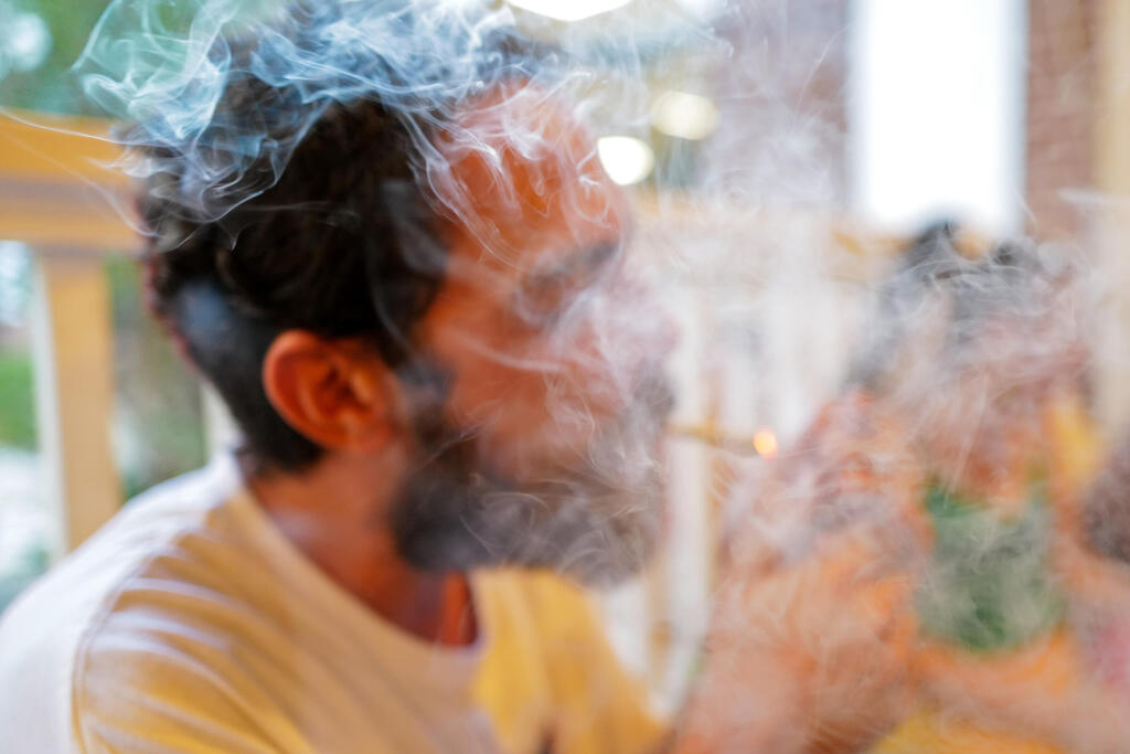 تدخين قنب طبي - حشيش