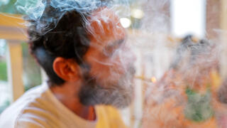 تدخين قنب طبي - حشيش