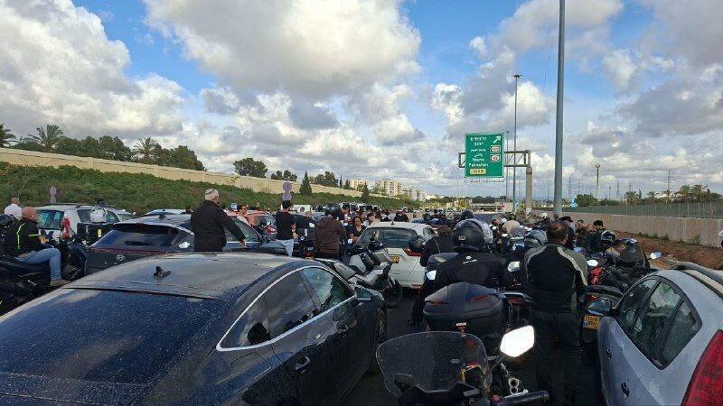 اختناقات مرورية ضخمة على شارع 431 بعد العثور على عبوة ناسفة في المكان
